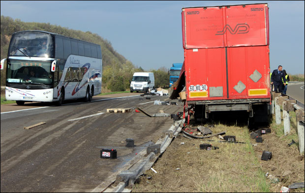 Шид: Погинуло двоје у судару са камионом