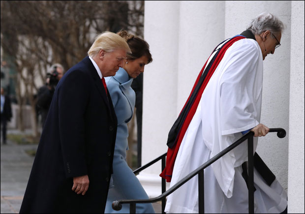 Трамп завршио церемоније, преуредио овални кабинет и иде у ЦИА-у