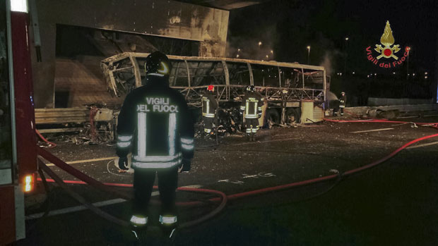 СТРАВИЧНО: Аутобус пун деце ударио у стуб на аутопуту и запалио се, најмање 16 мртвих