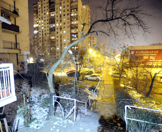 ДРАМА У НОВОМ БЕОГРАДУ: Младић скочио са 11. спрата, лекари се боре за његов живот