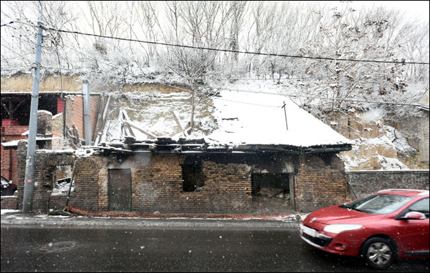 Кућа страве само што не падне!