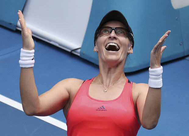 ТУЖНА ЖИВОТНА ПРИЧА МИРЈАНЕ ЛУЧИЋ: Отац Маринко је злостављао, бежала са мајком Анђелком у сигурну кућу, а сада је хит у Мелбурну...