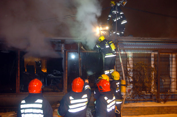 Угашен пожар у клубу Топ најт, нема повређених (ФОТО+ВИДЕО)