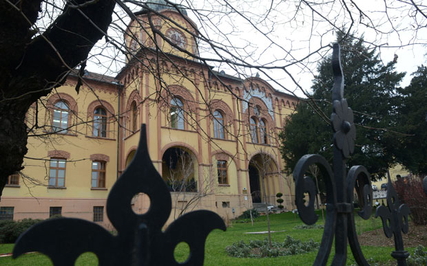 Поновити избор директора Карловачке гимназије