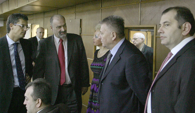 И Грујић окренуо леђа Вељи