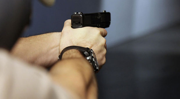 Гост изрешетао газду