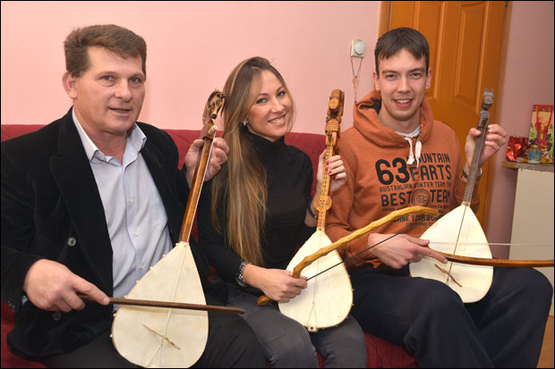 Гусла 300 младих усред Београда!