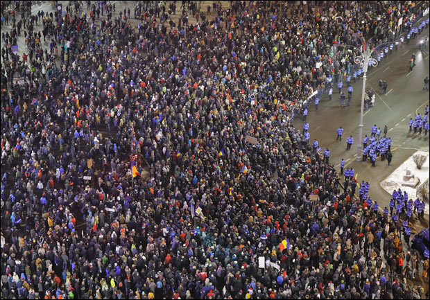 У Румунији хиљаде људи протестовало због плана о амнестији затвореника (ФОТО)