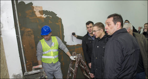 Вулин са избеглицама у Обреновцу: Спречен улазак 20.000 миграната