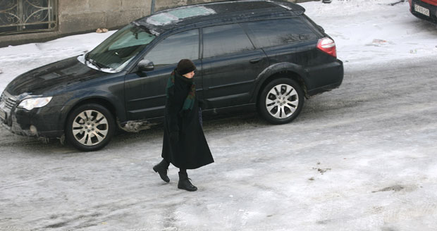 Опрез због поледице и одрона