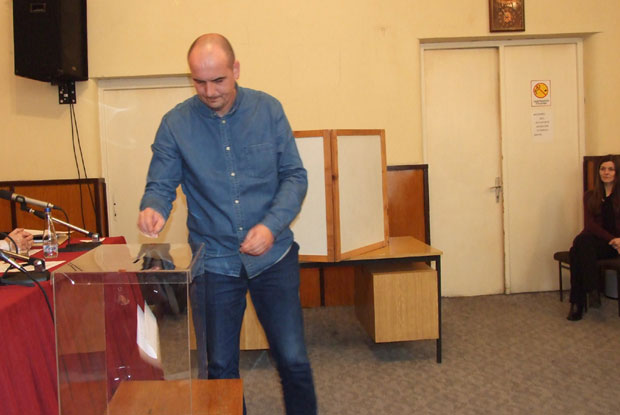 Страначке колеге гласале - јавно