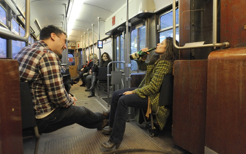 ПРЕДСТАВА ТРАМВАЈ ЗВАНИ САМОЋА: Породичне приче на шинама