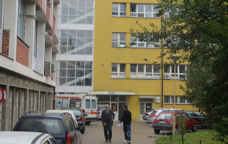 Наговарају мајку да узме бебу