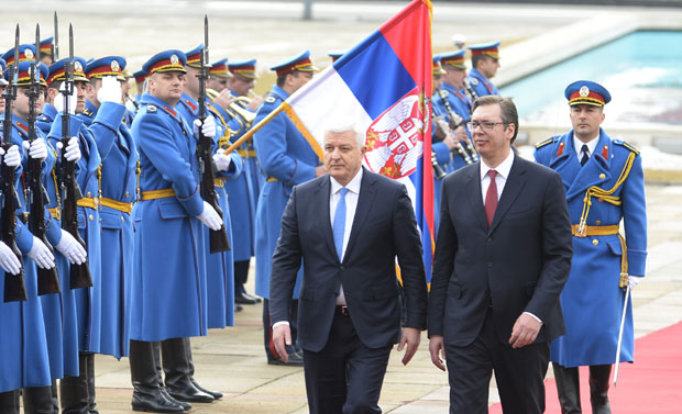 Премијеру Црне Горе Од Вучића - Србија, од злата јабука