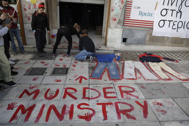 Грци демонстрирају због смрти избеглица у камповима