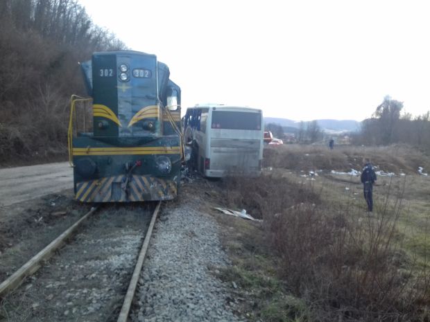 Судар аутобуса и воза 24 повређених!