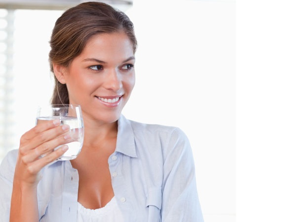 Целог живота сте погрешно пили воду, ово је исправан начин (ВИДЕО)