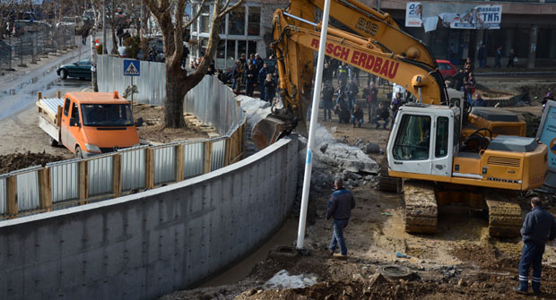 Порушен зид, граде нови бедем