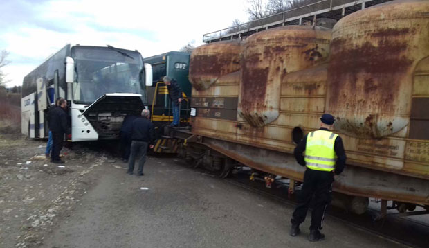 Удес на пружном прелазу у Брасини: Возач још није салушан