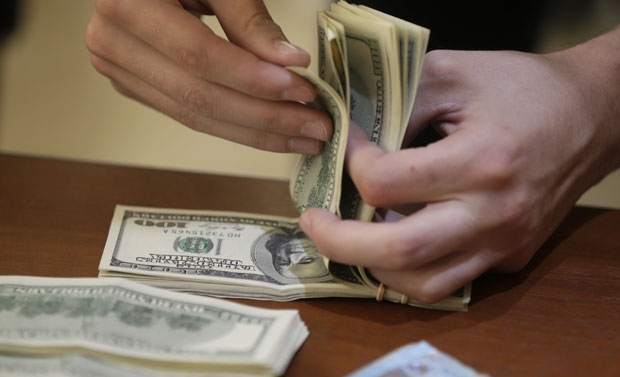 Јак долар јача дуг