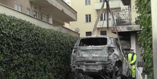 ВИДЕО: Запаљени аутомобили председника Пескаре