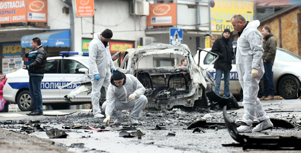 На Вождовцу током вожње експлодирао аутомобил, повређене три особе (ФОТО И ВИДЕО)
