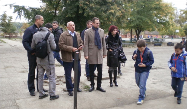 ЗА ВЕЋУ БЕЗБЕДНОСТ ЂАКА: Баријере против сумњивих лица