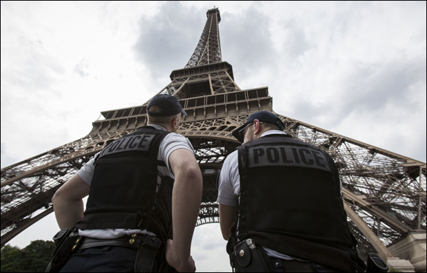 ТЕРОРИЗАМ МЕЊА ЛИЦЕ ПАРИЗА: Стаклени зид око Гвоздене даме