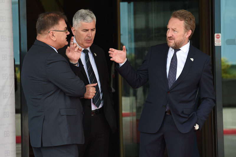 Бакир тужи у своје име