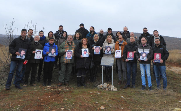 Поново поставили спомен плочу несталим колегама (ФОТО)

