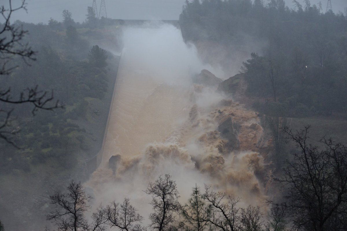 ПАНИКА У САД: Отворила се рупа на брани, непрестано се шири (ФОТО/ ВИДЕО)