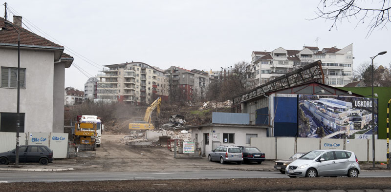 У марту темељ за Ада мол