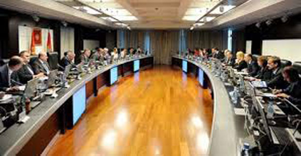 Премијер крије зараду, министри показали рачуне