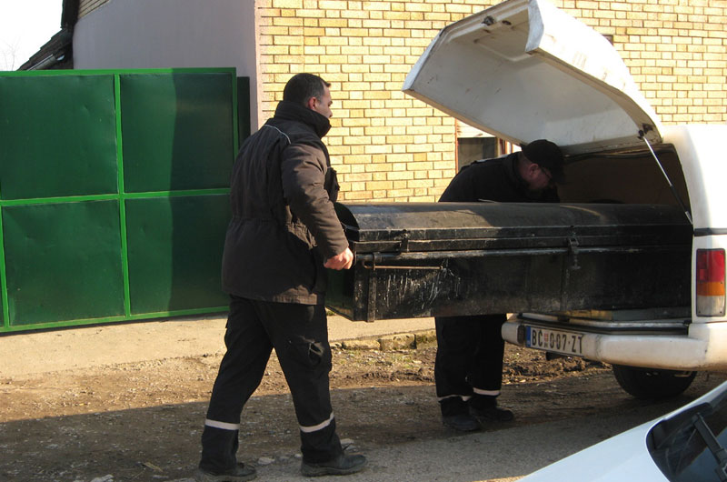 УЖАС У БЕЧЕЈУ: Убио супругу па хтео себе!