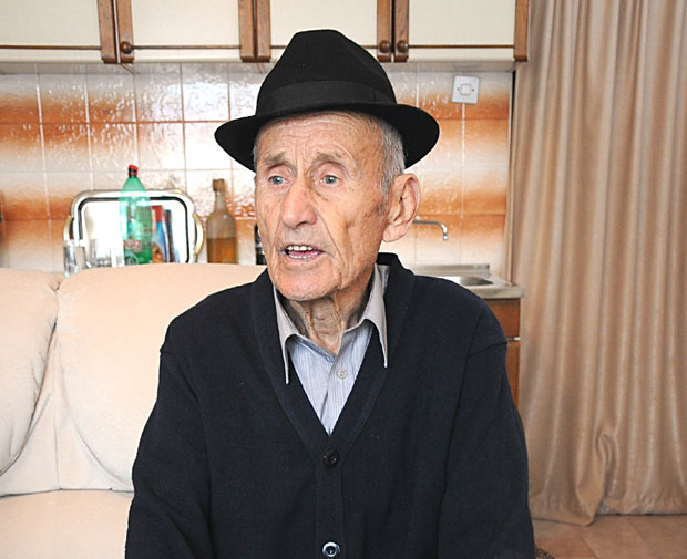 У ПОСЕТИ КОД НАЈСТАРИЈЕГ СЕМБЕРЦА: Карта за клуб стогодишњака