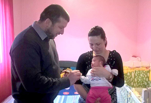 Златник дочекао малу Миу