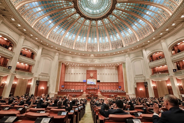 Румунски паралмент одобрио референдум против корупције
