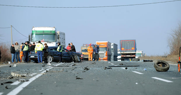 Супружници страдали у ланчаном судару