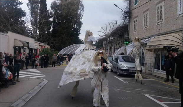 Француски перформанси на Данима мимозе: Маске окитиле трг