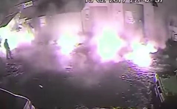 ЗАСТРАШУЈУЋЕ НАСИЉЕ: Навијачи Легије запалили кафић у ком су били навијачи Ајакса (ВИДЕО)