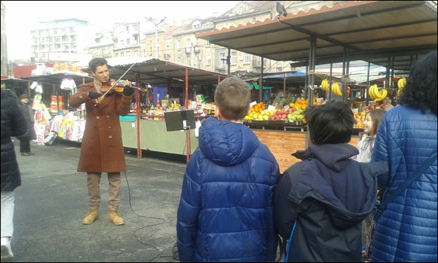 Купују парадајз уз звук виолине