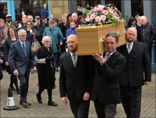 Сахрањен Горден Кеј: Ренеа испратиле колеге