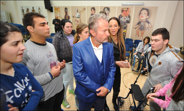 Џон Севиџ у Новом Саду са децом са посебним потребама