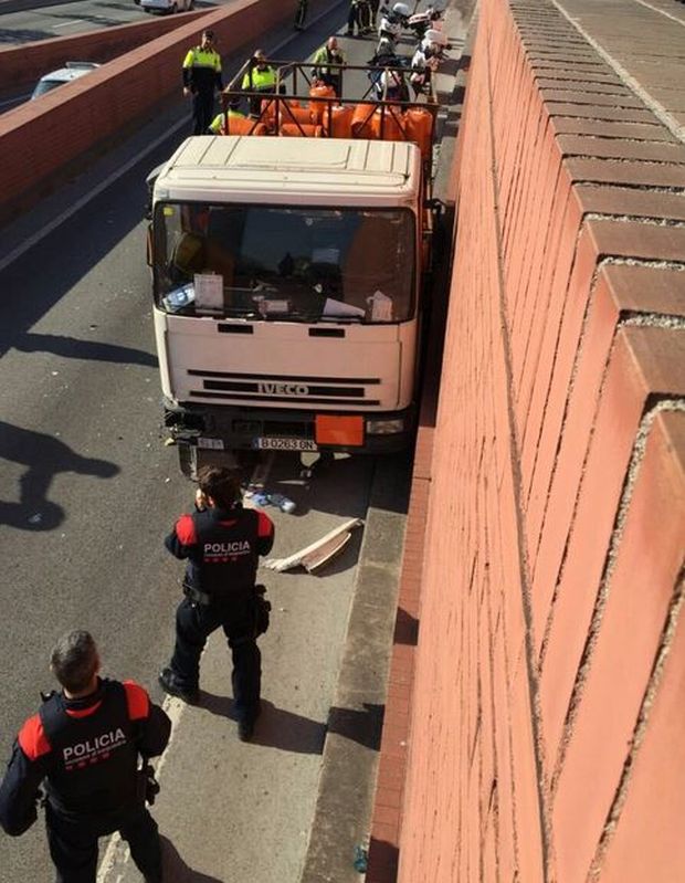 УЗБУНА У БАРСЕЛОНИ: Возио украдени камион у супротном смеру