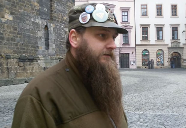 И СВЕТА КЊИГА ДОШЛА НА РЕД: Чех који је истурио голу задњицу на конвој НАТО сада спалио Куран (ВИДЕО)