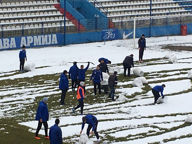 Играчи Радника очистили снежни прекривач 