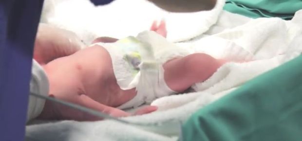 Жена у 64. години родила близанце (ВИДЕО)