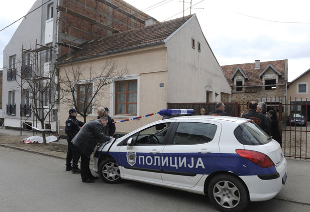 НЕСРЕЋА У ЗЕМУНУ: Радник погинуо намештајући олук