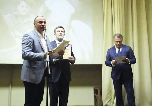 Руси уз сузе одали почаст Гостићу