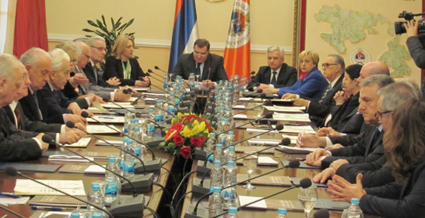 Сенатори ишчекују Додиков позив